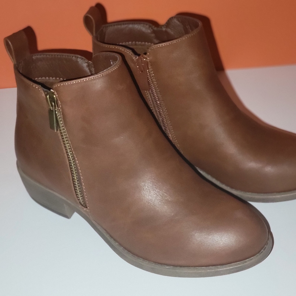 🥾🥾size 7.5 ankle boot ,brown, zipper